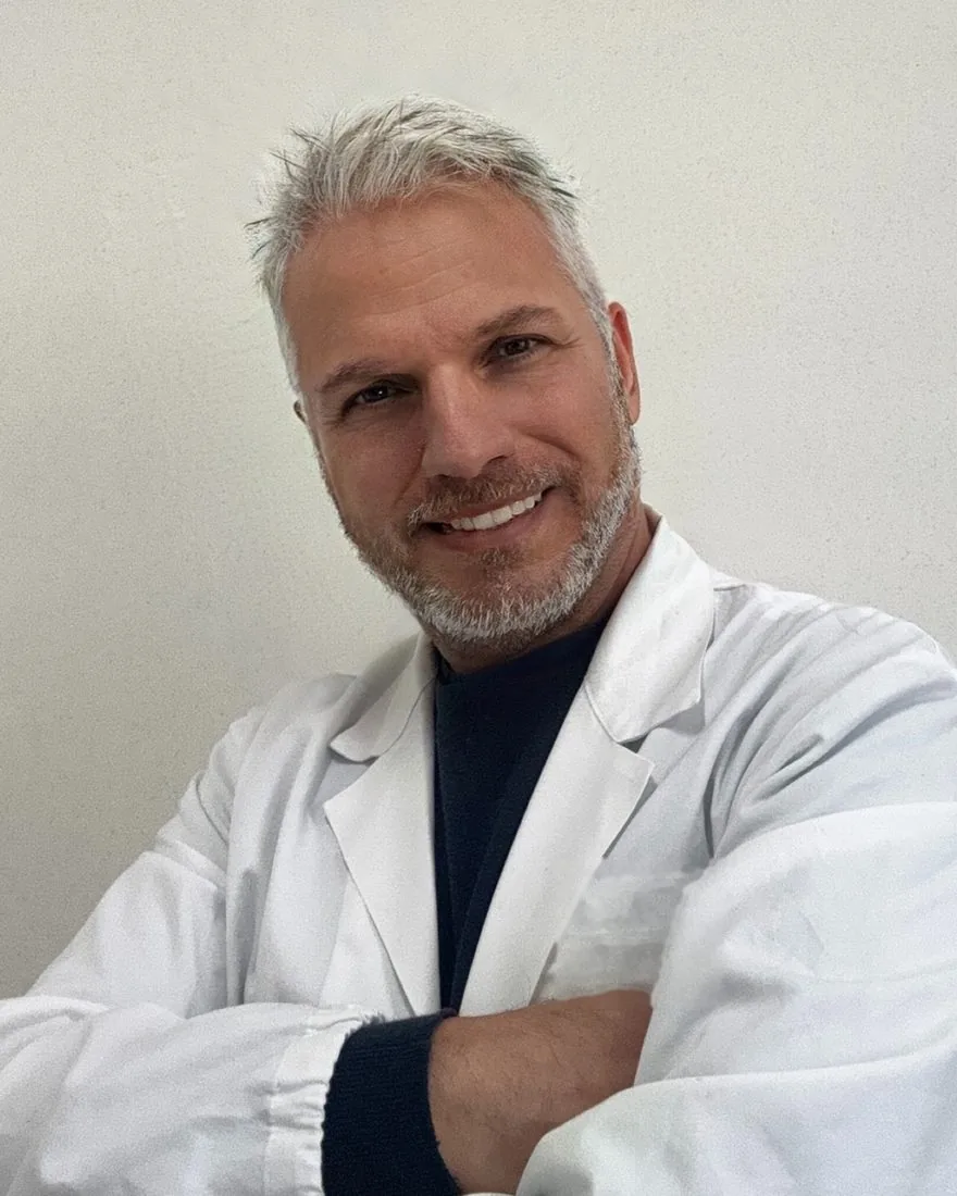 Il dottor Massimiliano Walter Guerrieri nel suo studio